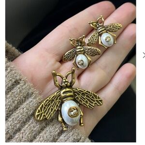GG BEE EARRING and brooch